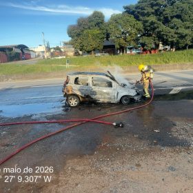 VÍDEO: Carro pega fogo na MG-050 em Formiga