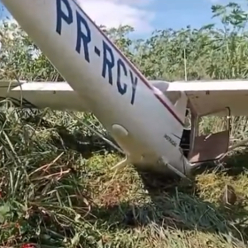 Queda de aeronave termina com piloto ferido sem gravidade em Pará de Minas
