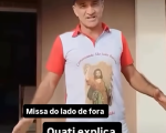 Líder comunitário explica motivo de igreja estar fechada durante missa celebrada na rua