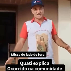 Líder comunitário explica motivo de igreja estar fechada durante missa celebrada na rua