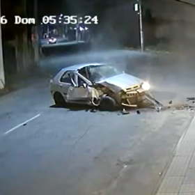 Vídeo registra acidente durante a madrugada na Rua Bom Sucesso, em Divinópolis