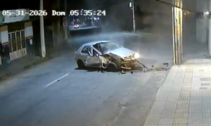 V&iacute;deo registra acidente durante a madrugada na Rua Bom Sucesso, em Divin&oacute;polis