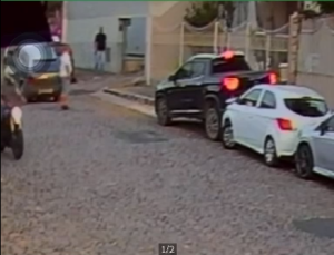 Câmeras registram acidente e fuga de motorista após colisão em Divinópolis