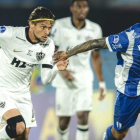 Galo abre 2 a 0, dorme no fim e leva empate que complica tudo na Sul-Americana
