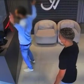 V&iacute;deo: Criminosos rendem funcion&aacute;rios em assalto a loja de roupas na Grande BH