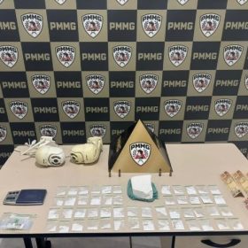 Homem é preso com cocaína, munições e câmeras de monitoramento em Samonte