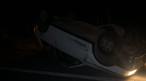 Formiga: Motorista capota veículo após colisão com estepe solto de caminhão na MG-050