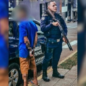 Foragido da Justiça é preso usando drogas em imóvel abandonado em Nova Serrana