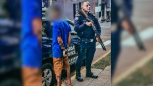 Foragido da Justi&ccedil;a &eacute; preso usando drogas em im&oacute;vel abandonado em Nova Serrana