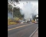 VÍDEO: Caminhão pega fogo na MG-050 entre Divinópolis e Itaúna e fica destruído pelas chamas