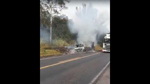 V&Iacute;DEO: Caminh&atilde;o pega fogo na MG-050 entre Divin&oacute;polis e Ita&uacute;na e fica destru&iacute;do pelas chamas