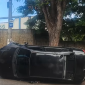 Motorista dorme e tomba carro em Pará de Minas