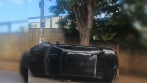 Motorista dorme e tomba carro em Par&aacute; de Minas