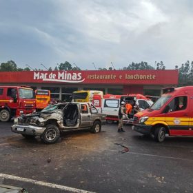 Motorista perde controle da direção e capota caminhonete na MG-050, em Formiga