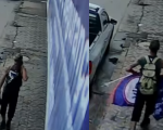 Homem furta banner na porta de loja em Divinópolis
