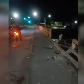 Jovem perde controle do carro ao desviar de cachorro e bate em ponte em Divinópolis