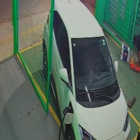 VÍDEO: Extintor é furtado de eletroposto em Divinópolis