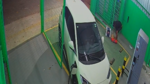 V&Iacute;DEO: Extintor &eacute; furtado de eletroposto em Divin&oacute;polis
