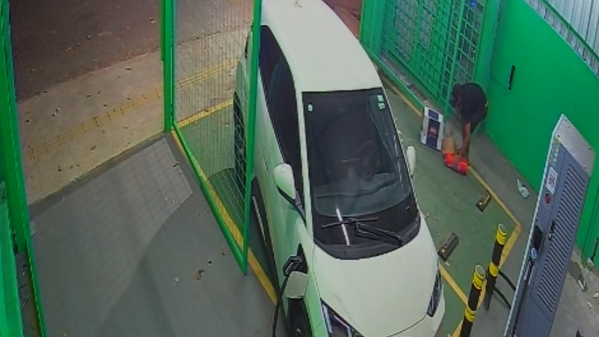 VÍDEO: Extintor é furtado de eletroposto em Divinópolis