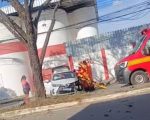 Vídeo: Idosa bate carro em árvore na Avenida JK, em Divinópolis