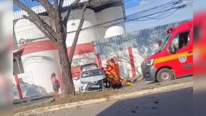 Vídeo: Idosa bate carro em árvore na Avenida JK, em Divinópolis