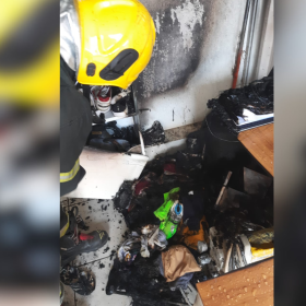 Bombeiros combatem incêndio em casa no bairro Sion, em Arcos