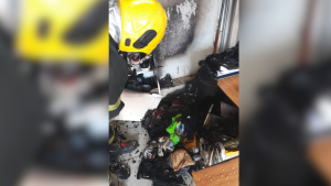 Bombeiros combatem inc&ecirc;ndio em casa no bairro Sion, em Arcos