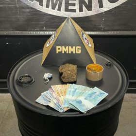PM apreende drogas e dinheiro durante operação em Itaúna