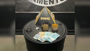 PM apreende drogas e dinheiro durante operação em Itaúna
