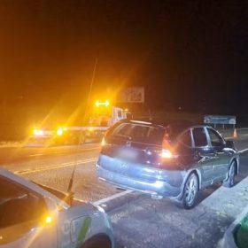 Batida entre carros deixa pai e filha feridos na MG-050, em Itaúna