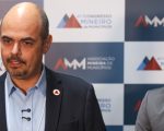 Em congresso da Associação Mineira de Municípios, Estado anuncia aditivo ao acordo de saúde