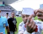 Neymar é substituído por engano, se revolta e leva amarelo em jogo do Santos