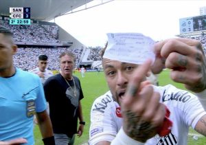 Neymar &eacute; substitu&iacute;do por engano, se revolta e leva amarelo em jogo do Santos