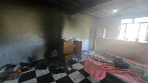 Homem é morto a facadas dentro de casa na Grande BH; há suspeita de tentativa de incêndio