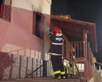 Casa pega fogo em Oliveira, PM foi acionada por suspeita de arrombamento