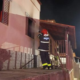 Casa pega fogo em Oliveira, PM foi acionada por suspeita de arrombamento