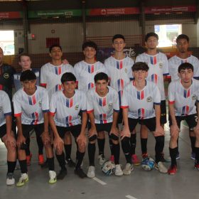 Vitor Fiuza brilha, Carmópolis vence jogo polêmico e finais do JEMG são definidas em Divinópolis
