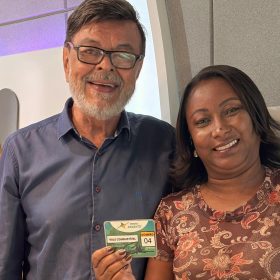 Ganhadora da pergunta premiada, Carina retirou o seu prêmio no programa Jorge Neto