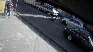 Vídeo: Mulher é arrastada por carro em BH ao impedir roubo de celular em ‘golpe do pix’
