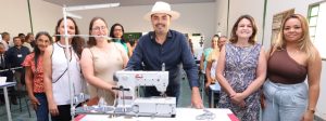 Governo de Minas entrega m&aacute;quinas de costura do projeto Trajeto Moda em Chapada Ga&uacute;cha