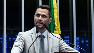 PL alinha acordo com Cleitinho e descarta apoio a Simões