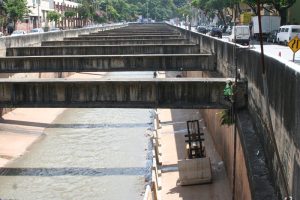 Motociclista morre após cair no Ribeirão Arrudas em Belo Horizonte