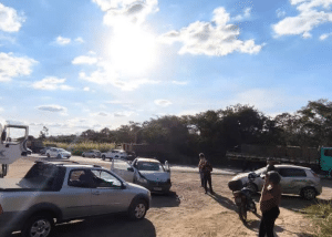 Colis&atilde;o entre carros provoca lentid&atilde;o pr&oacute;ximo &agrave; MG-050, em Ita&uacute;na