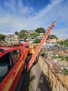 Curioso cai no Ribeirão Arrudas enquanto bombeiros faziam buscas por motociclista que morreu