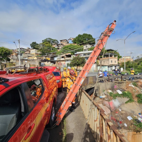 Curioso cai no Ribeir&atilde;o Arrudas enquanto bombeiros faziam buscas por motociclista que morreu