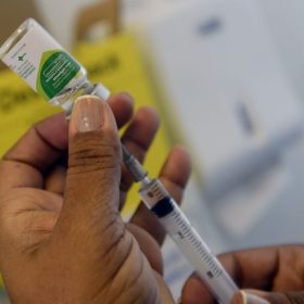 Vacina contra a gripe em Divinópolis segue restrita a grupos prioritários até chegada de novas doses