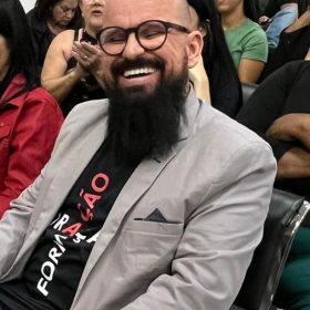 Padre de Divinópolis encontra igreja fechada e celebra missa no meio da rua