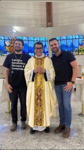 Z&eacute; Neto & Cristiano participam de missa do Padre Chrystian Shankar em Divin&oacute;polis