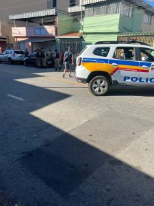 Câmera registra momento em que jovem é baleado em Divinópolis; veja vídeo