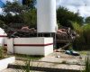 VÍDEO: caminhão carregado com porcos tomba sobre casa e mulher grávida morre na Grande BH